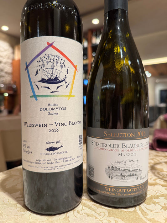 Dolomytos Sacker Weisswein 2018 und Gottardi Blauburgunder Mazzon Selection 2016 am Kirchsteiger in Völlan – FNWNS