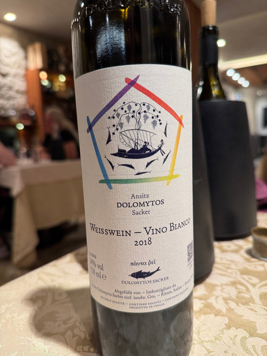 Ansitz Dolomytos Sacker Weisswein 2018 am Tisch – Südtirol, Ritten – FNWNS